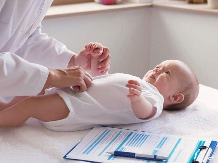 bebé recibiendo tratamiento osteopático bebé recibiendo tratamiento osteopático de Luciano Pastorelli osteópata
