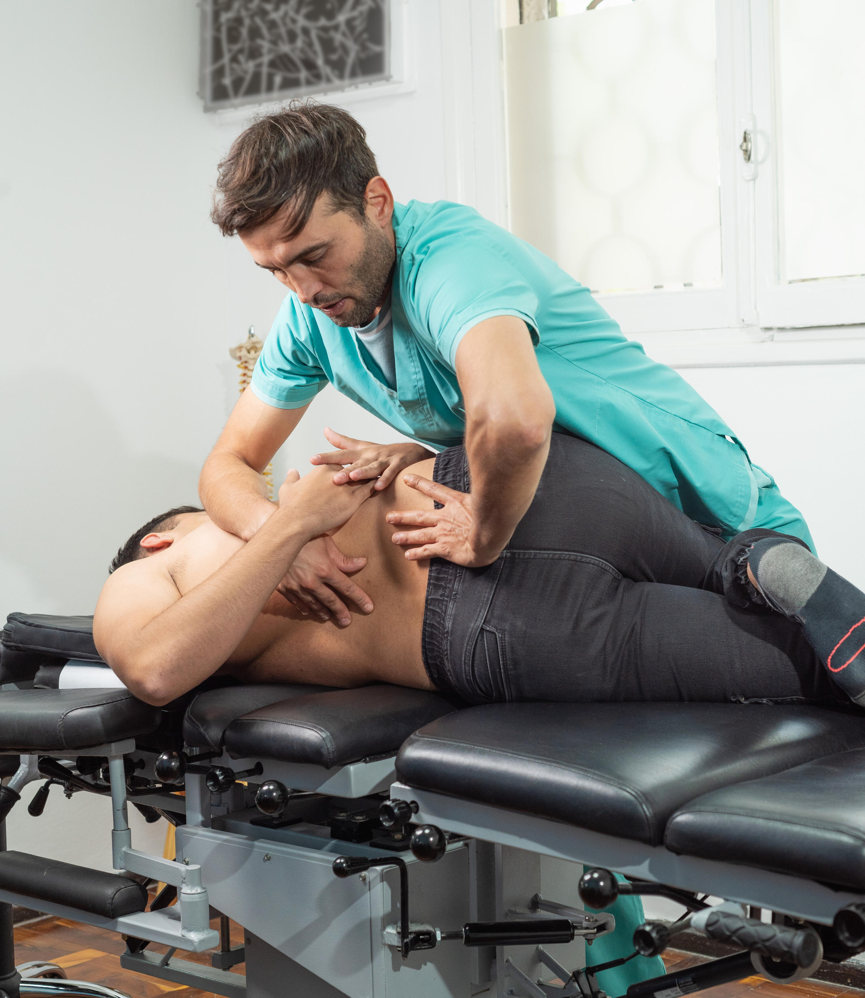 tratamiento osteopático para cervicalgia, dolor de espalda hombre recibiendo tratamiento osteopático para el dolor de espalda (cervicalgia) de Luciano Pastorelli osteópata