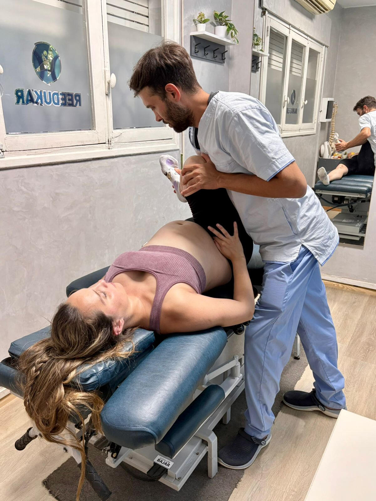 Ostepatía para embarazadas Embarazada recibiendo tratamiento osteopático de Luciano Pastorelli osteópata